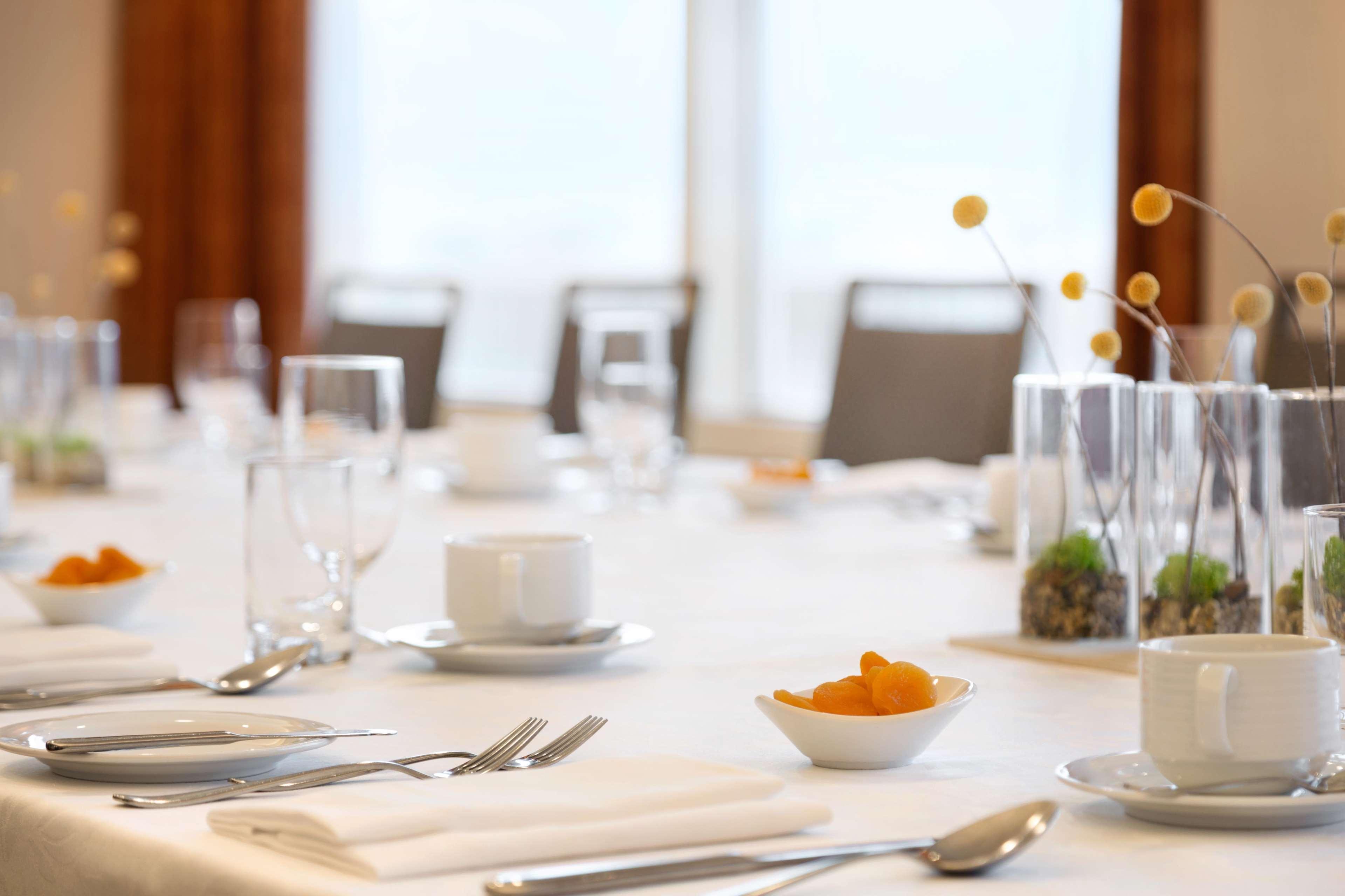 Fairmont Vancouver Airport In-Terminal Hotel Ричмонд Экстерьер фото A table set for a formal meal