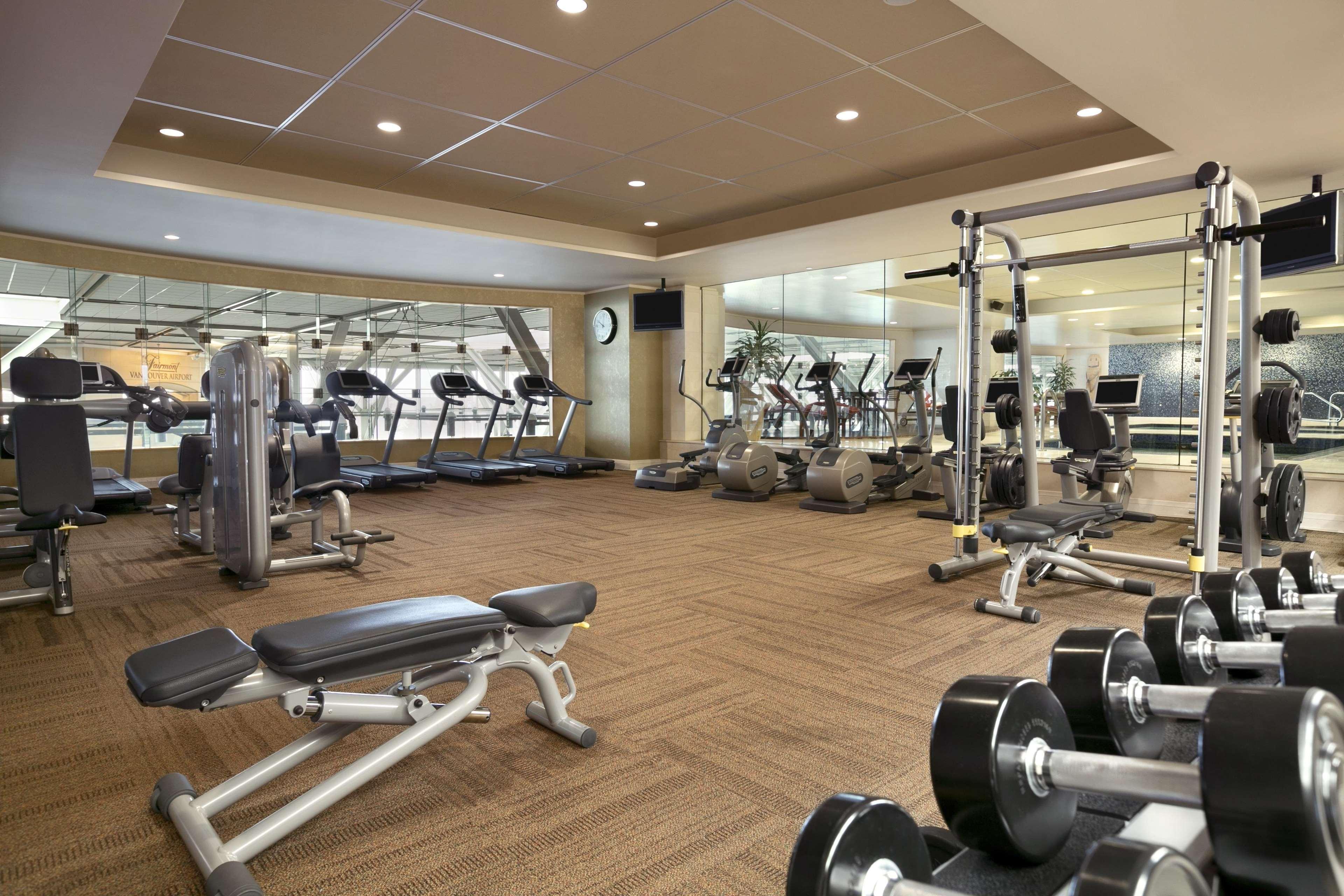 Fairmont Vancouver Airport In-Terminal Hotel Ричмонд Экстерьер фото A gym in a hotel