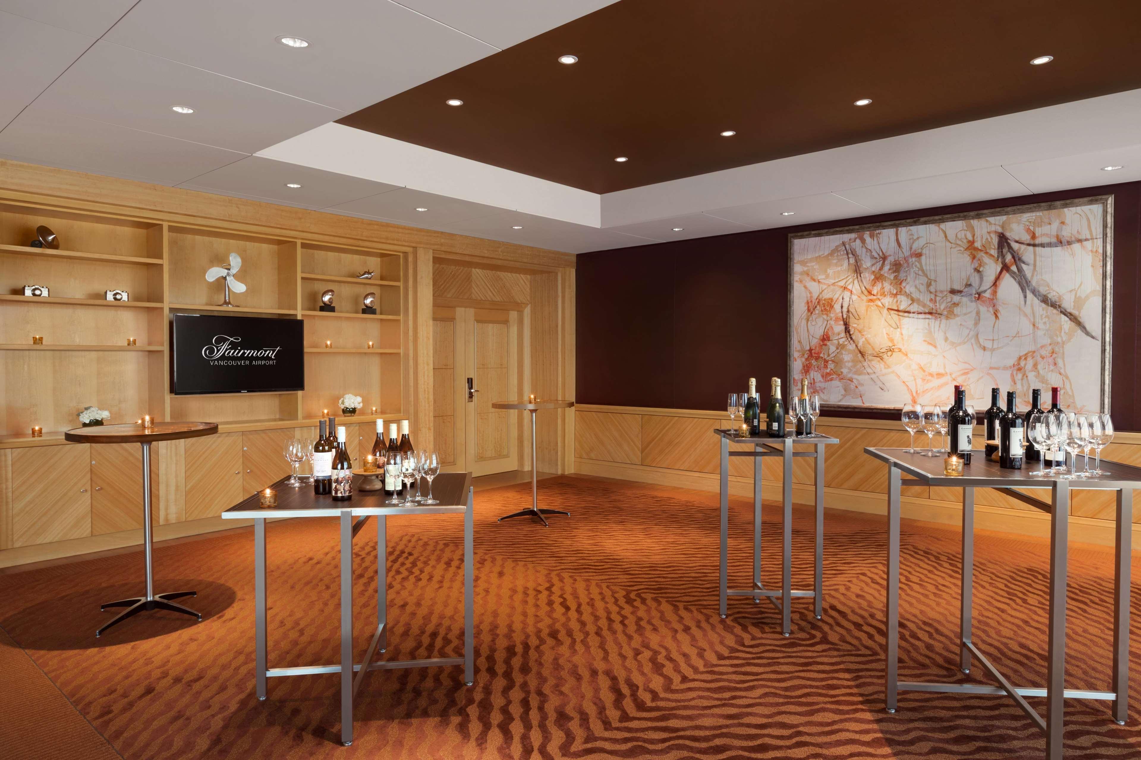 Fairmont Vancouver Airport In-Terminal Hotel Ричмонд Экстерьер фото A cocktail reception