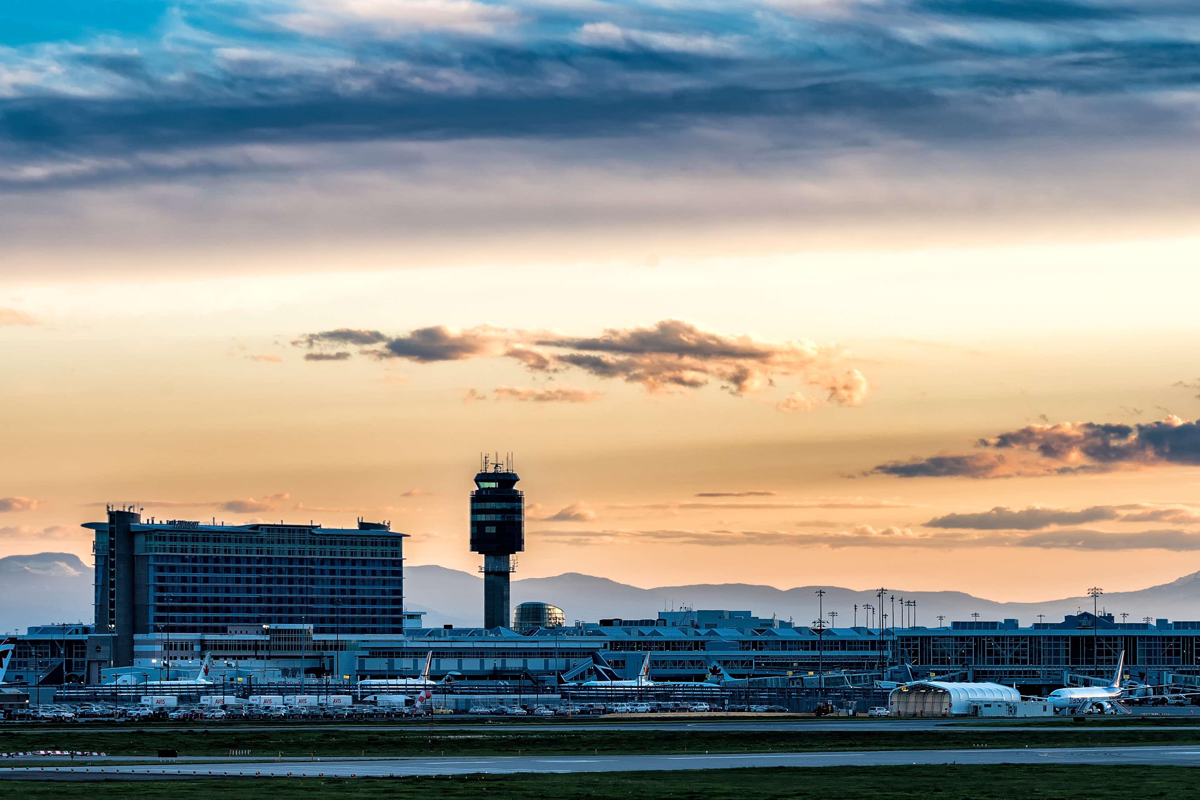 Fairmont Vancouver Airport In-Terminal Hotel Ричмонд Экстерьер фото The control tower at Munich Airport