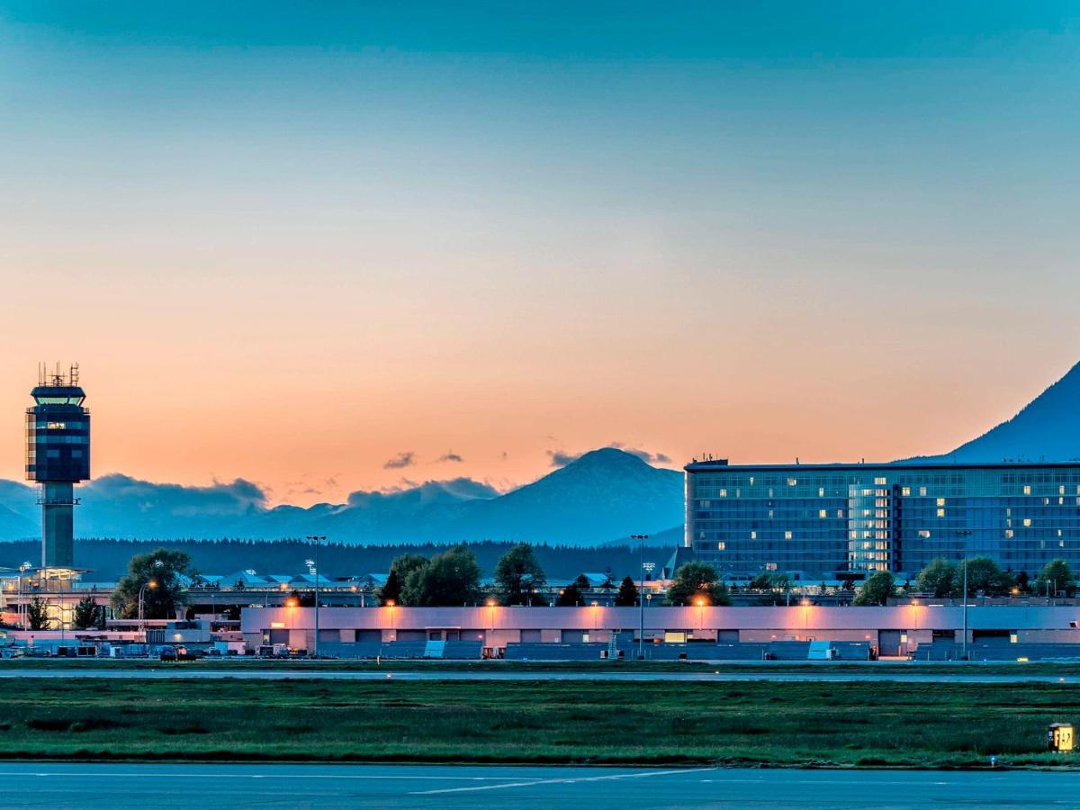 Fairmont Vancouver Airport In-Terminal Hotel Ричмонд Экстерьер фото Control tower and hotel