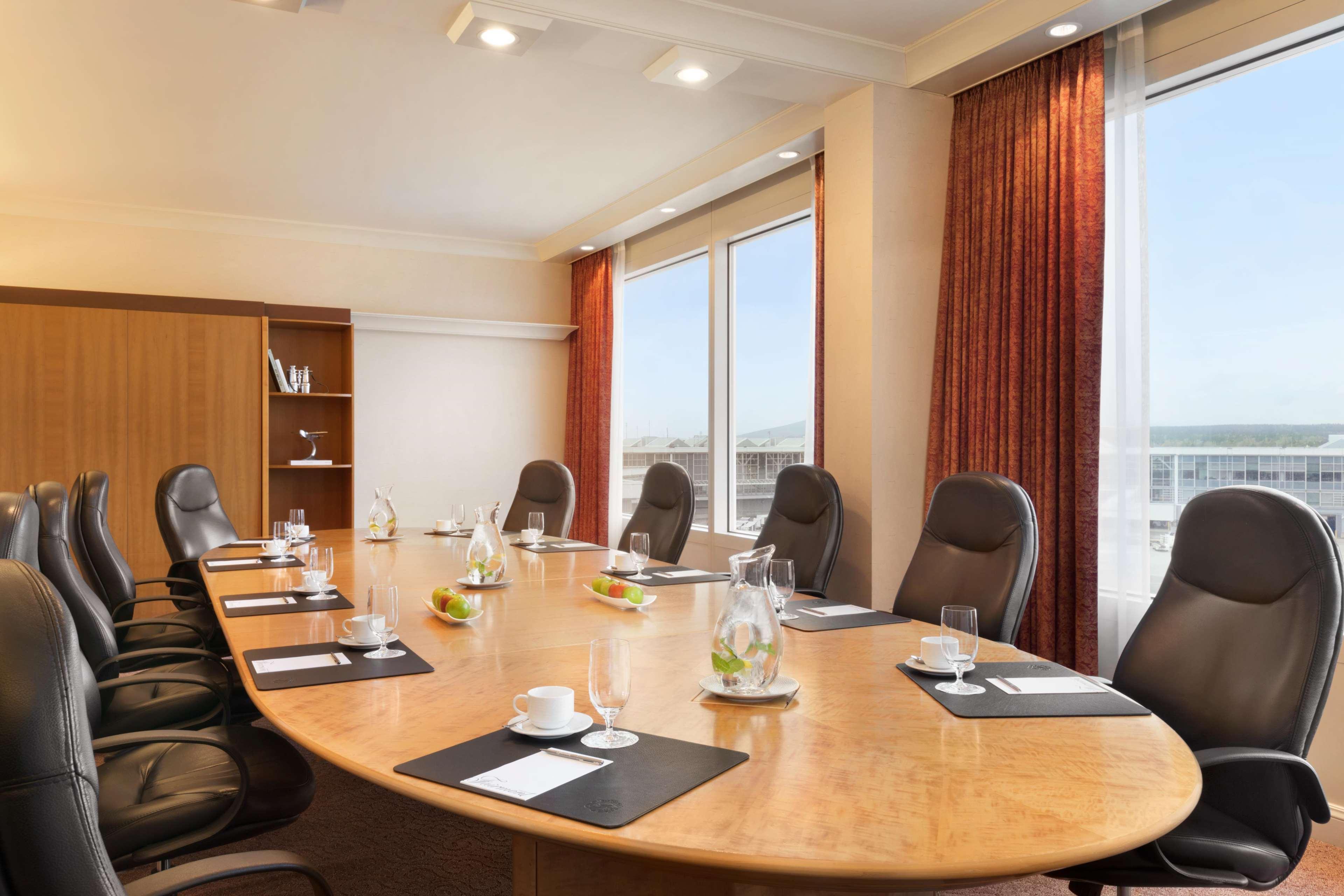 Fairmont Vancouver Airport In-Terminal Hotel Ричмонд Экстерьер фото Boardroom