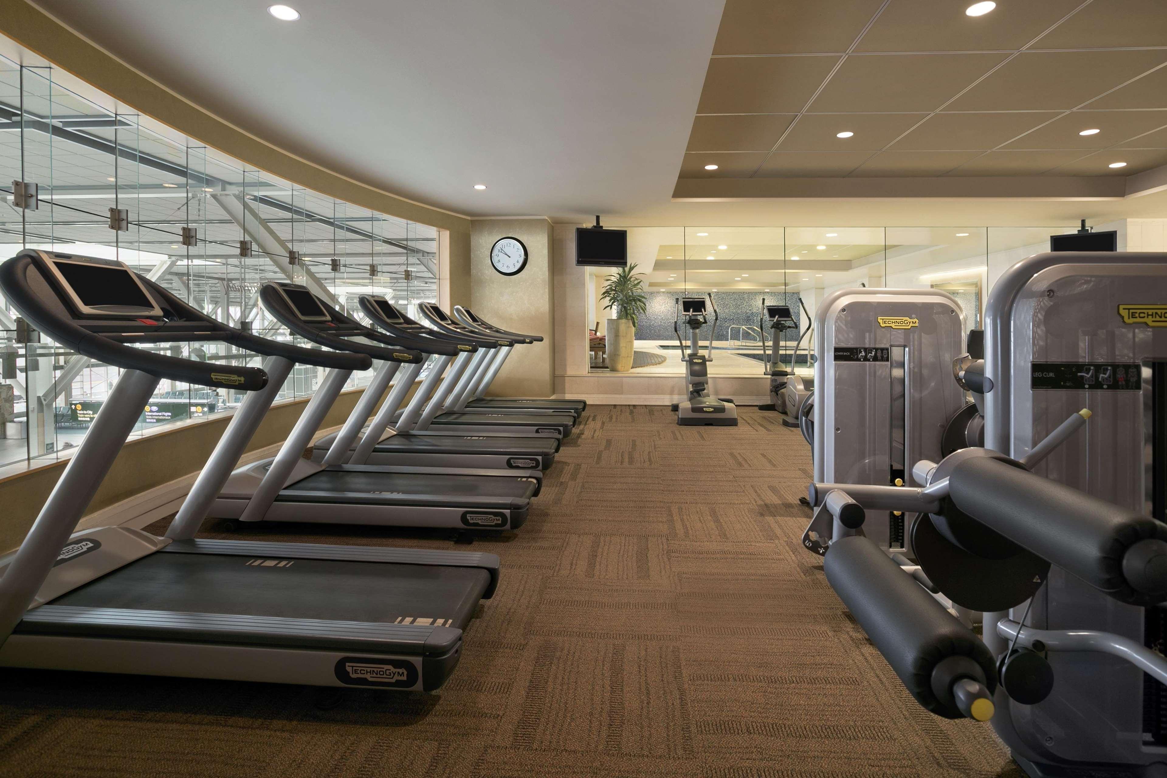 Fairmont Vancouver Airport In-Terminal Hotel Ричмонд Экстерьер фото The gym at the Westin