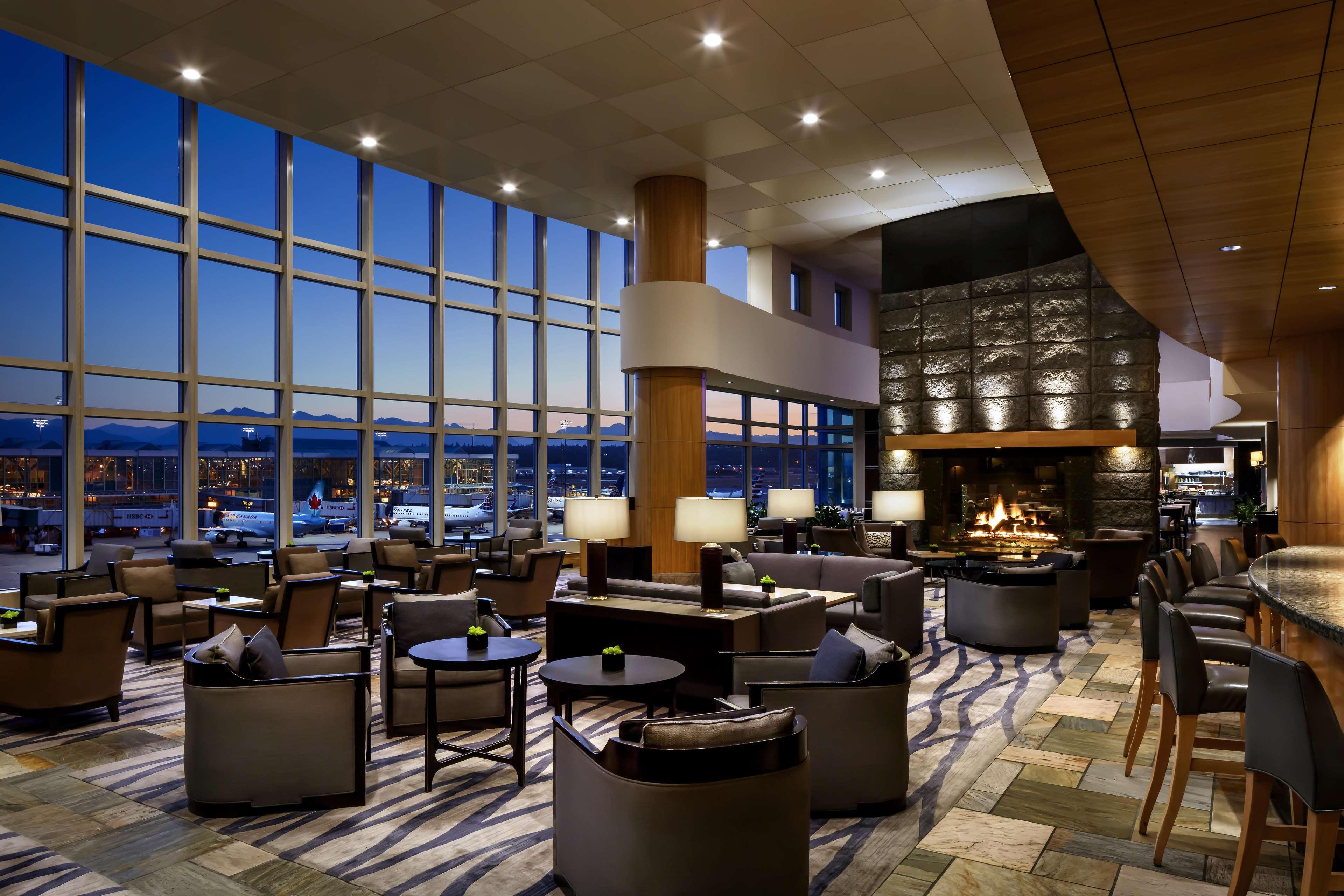 Fairmont Vancouver Airport In-Terminal Hotel Ричмонд Экстерьер фото The lounge at the airport
