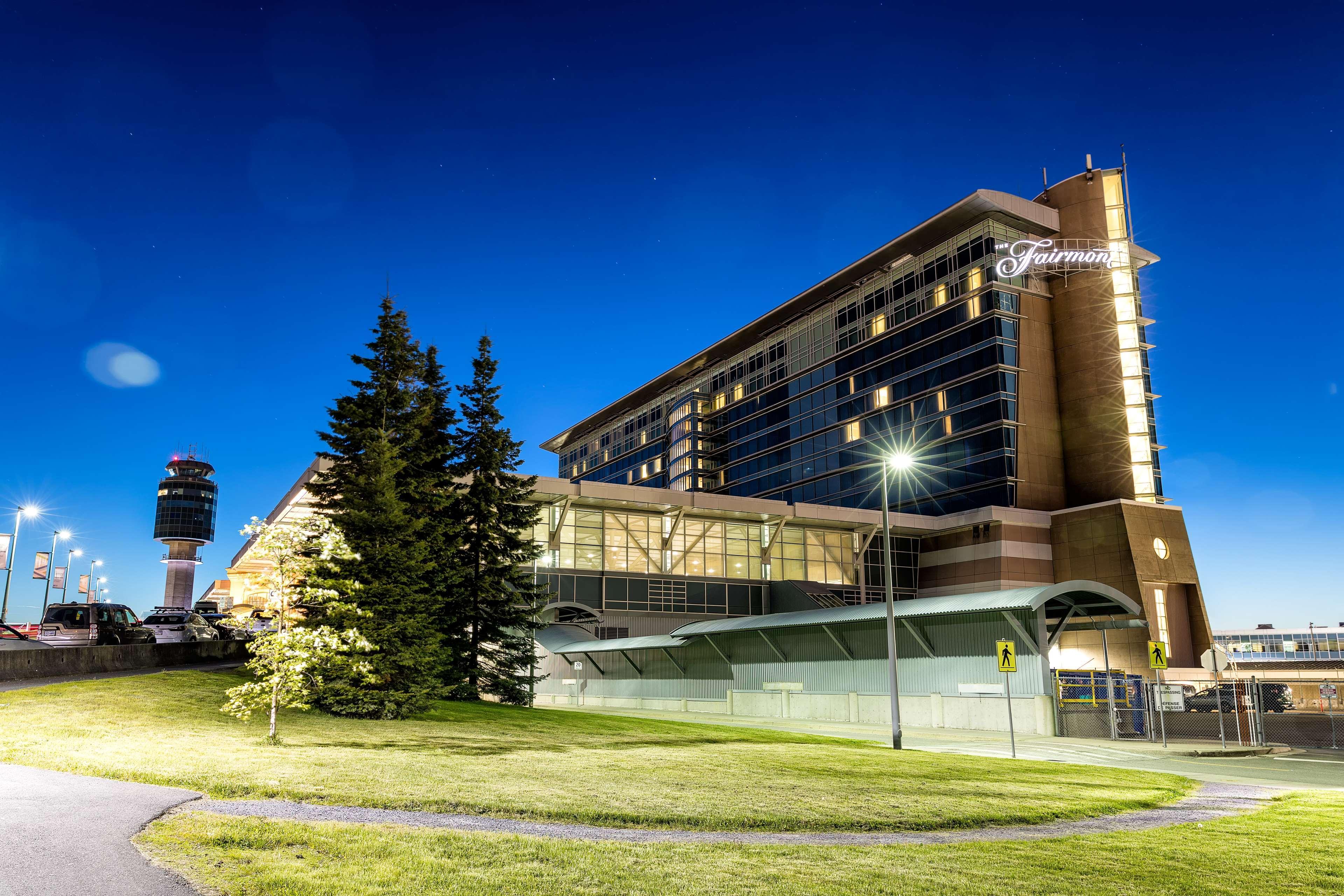Fairmont Vancouver Airport In-Terminal Hotel Ричмонд Экстерьер фото The terminal at night