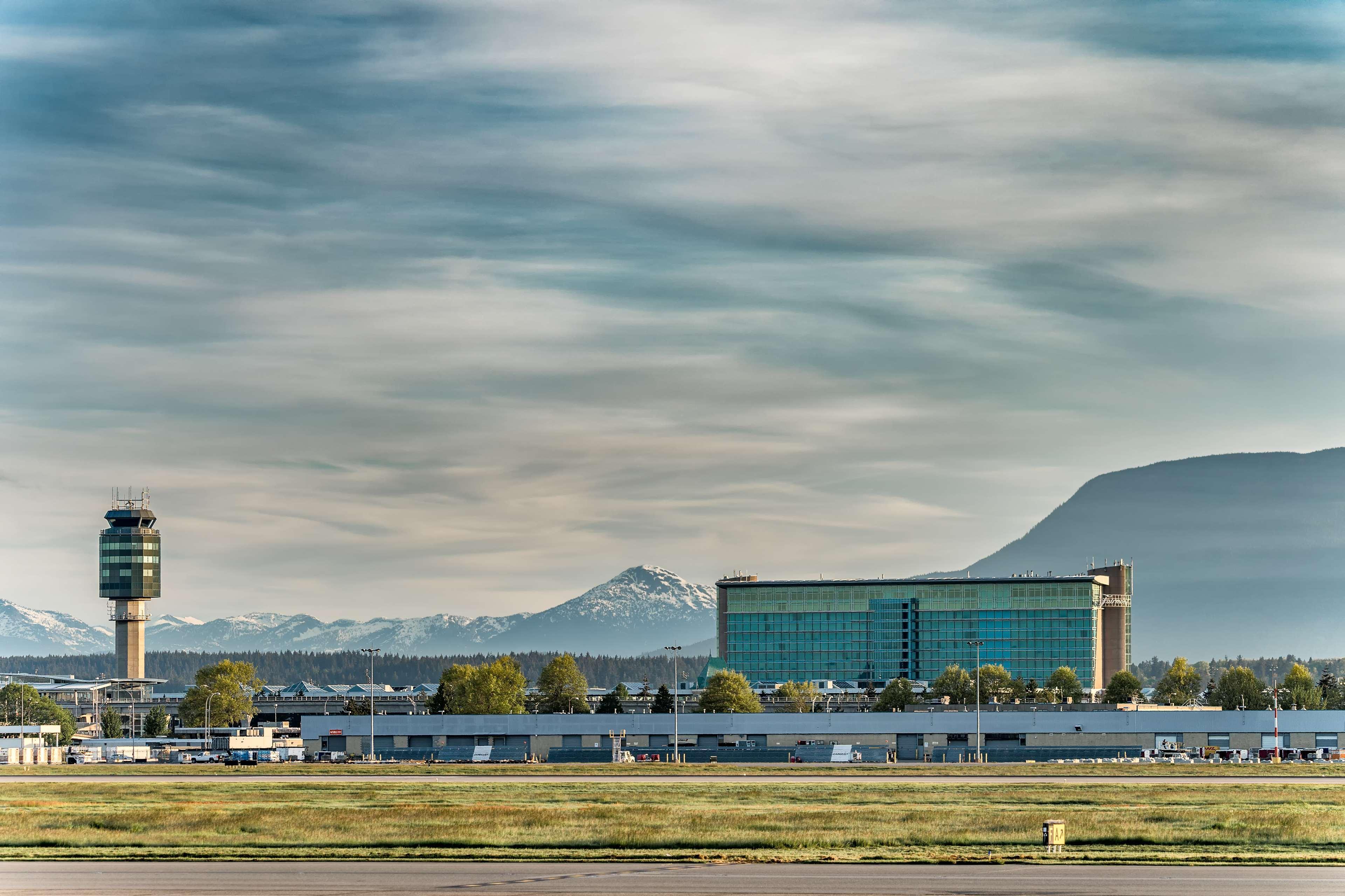 Fairmont Vancouver Airport In-Terminal Hotel Ричмонд Экстерьер фото The airport's control tower and the Marriott Salt Lake City Airport Hotel