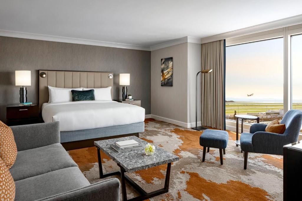 Fairmont Vancouver Airport In-Terminal Hotel Ричмонд Экстерьер фото