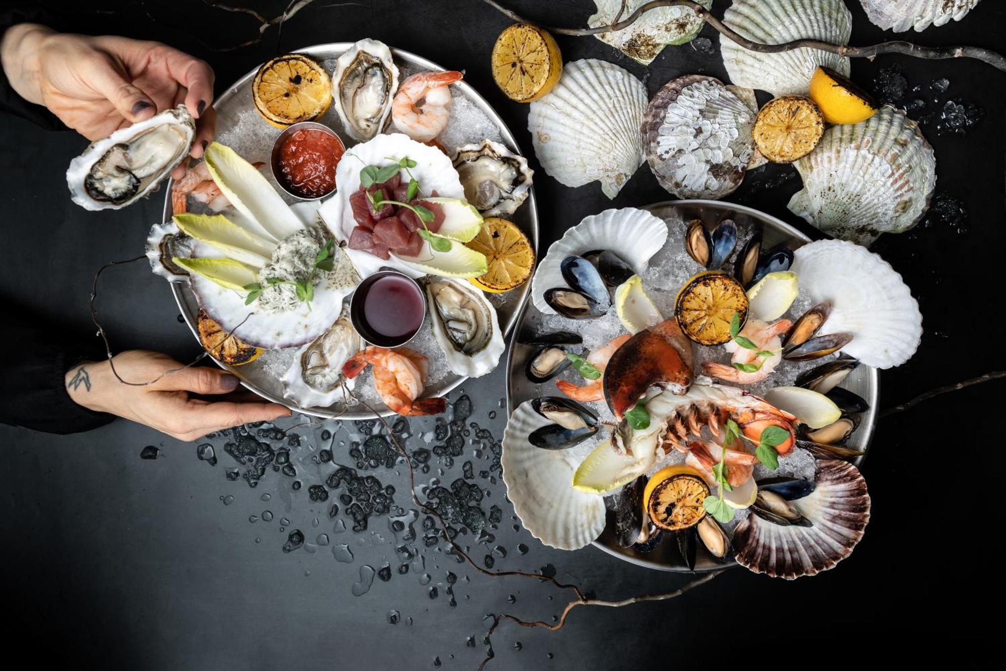 Fairmont Vancouver Airport In-Terminal Hotel Ричмонд Экстерьер фото Seafood platter