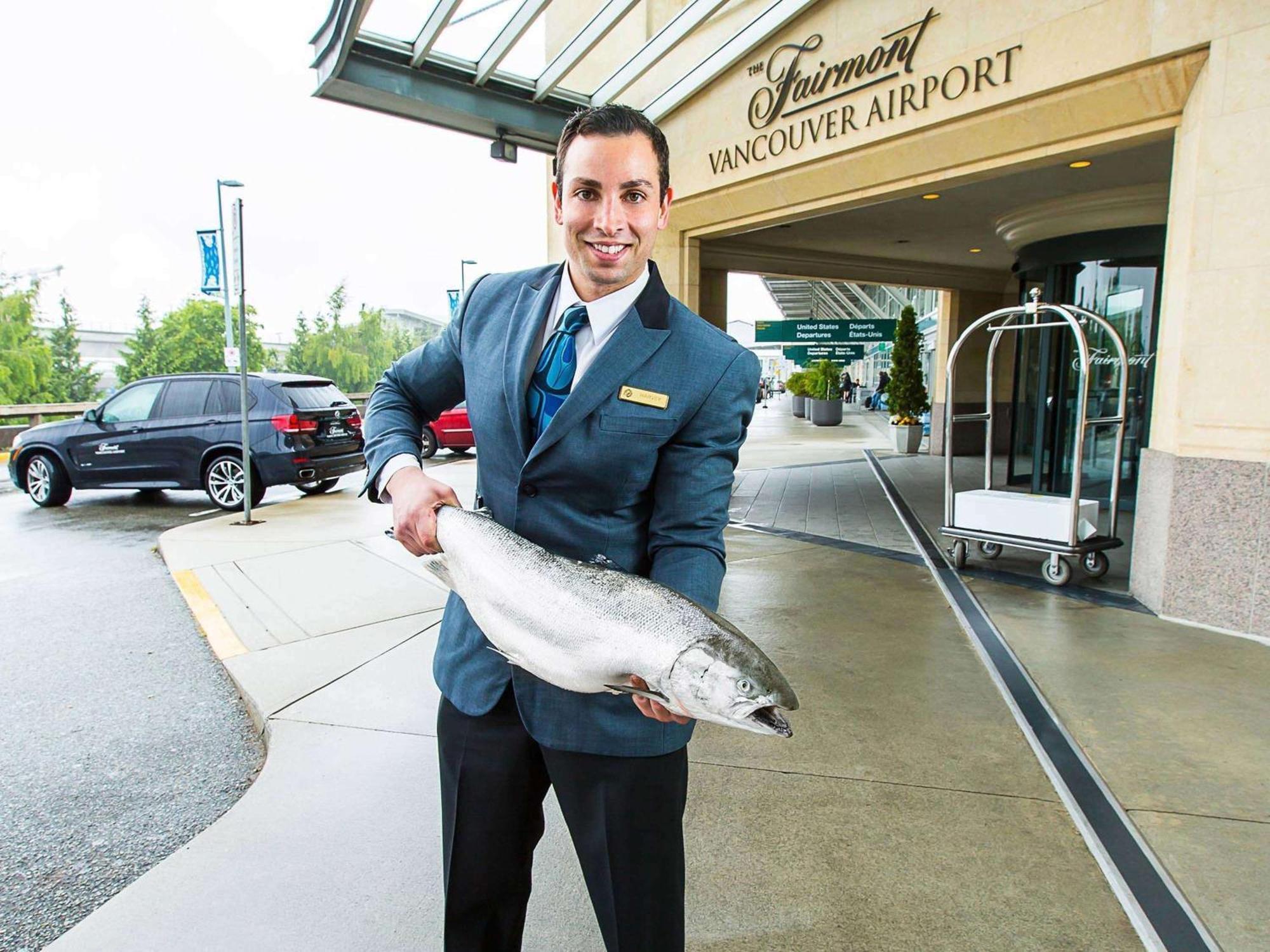 Fairmont Vancouver Airport In-Terminal Hotel Ричмонд Экстерьер фото Concierge at Vancouver International Airport