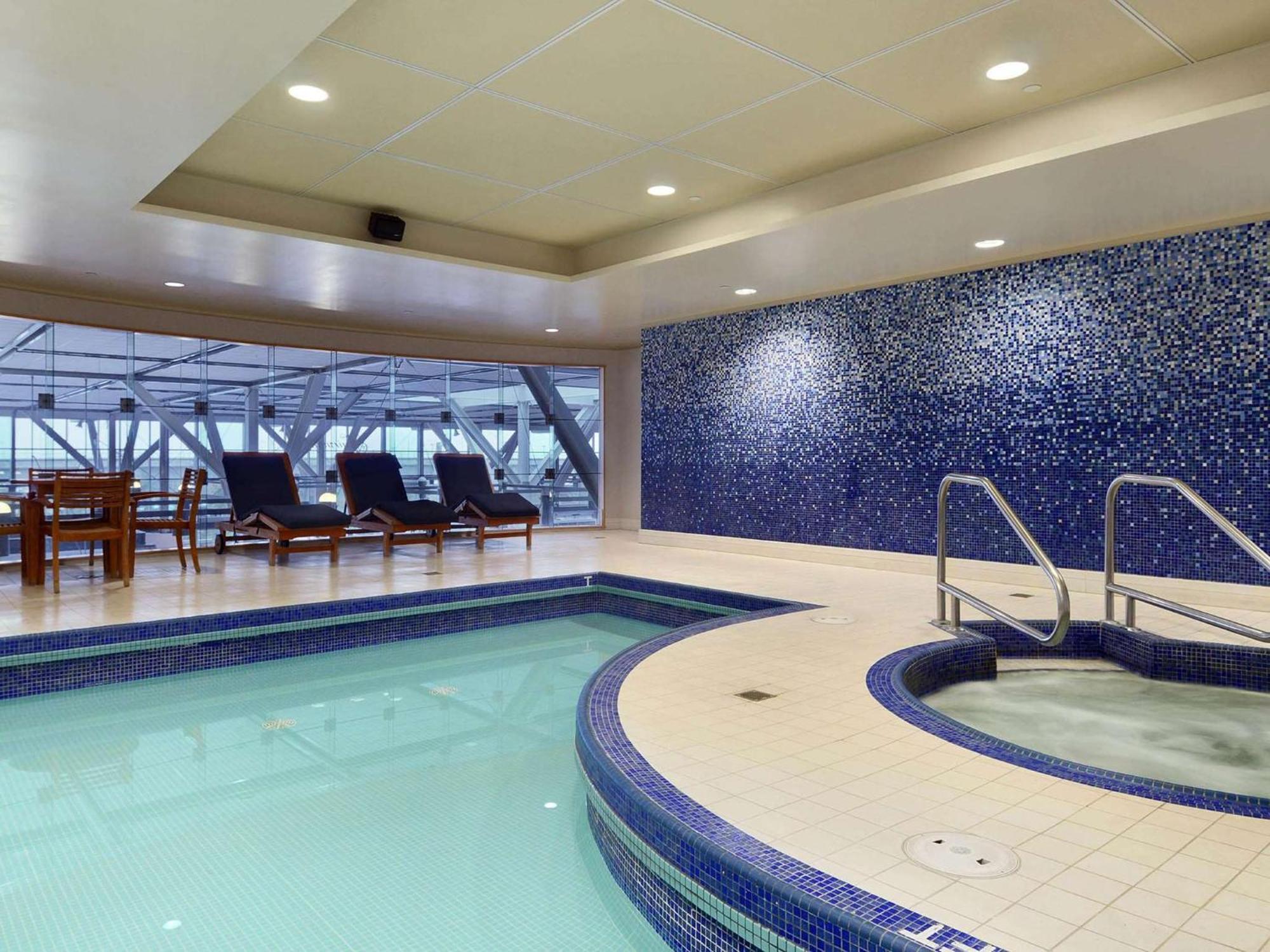 Fairmont Vancouver Airport In-Terminal Hotel Ричмонд Экстерьер фото The pool at the Sky Bar