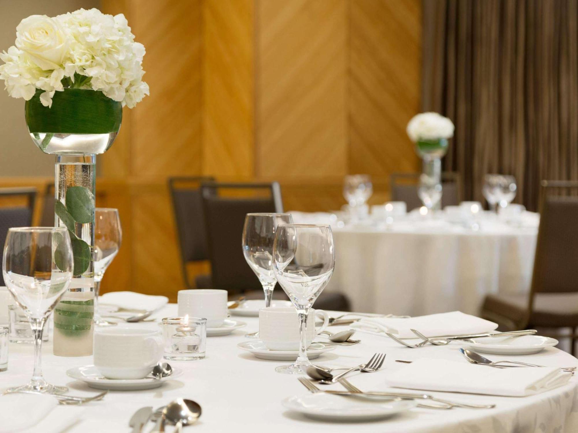 Fairmont Vancouver Airport In-Terminal Hotel Ричмонд Экстерьер фото A table set for a formal dinner