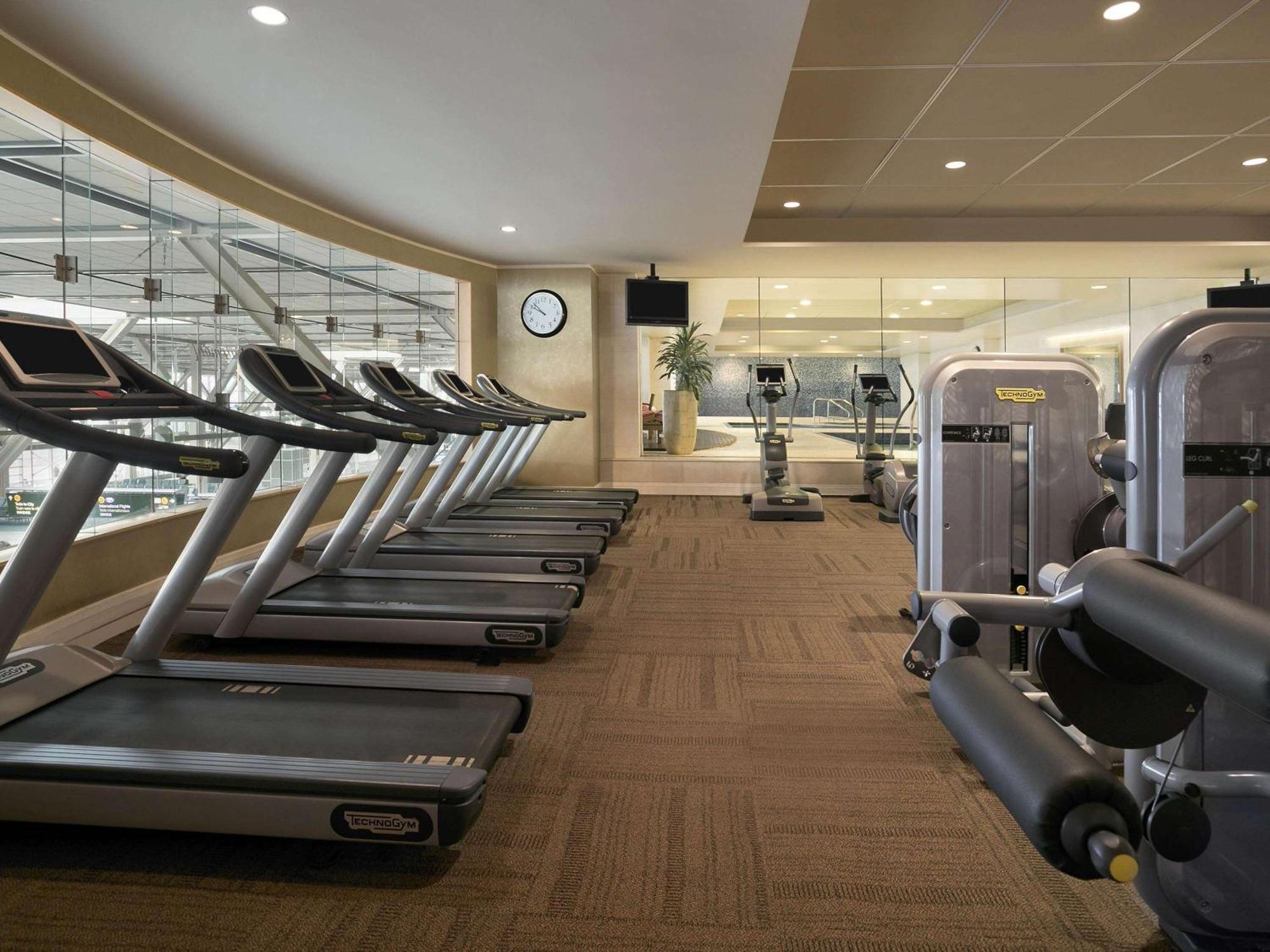 Fairmont Vancouver Airport In-Terminal Hotel Ричмонд Экстерьер фото The gym at the Westin