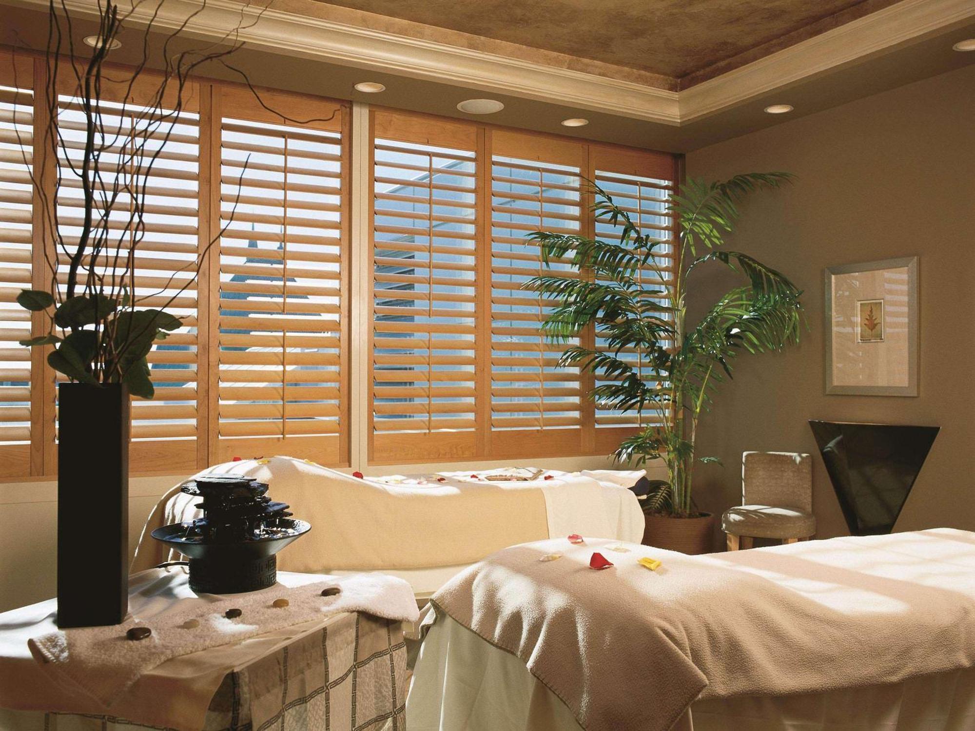 Fairmont Vancouver Airport In-Terminal Hotel Ричмонд Экстерьер фото A spa treatment room
