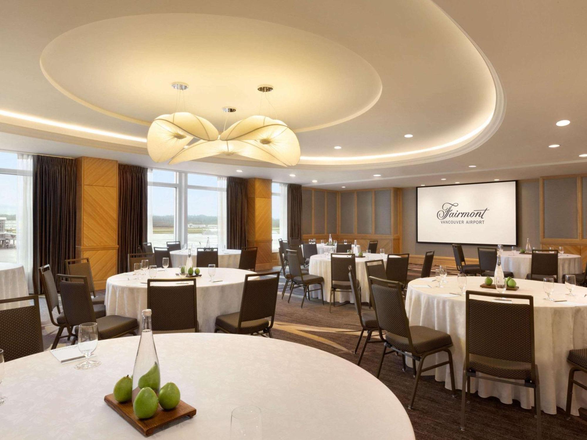 Fairmont Vancouver Airport In-Terminal Hotel Ричмонд Экстерьер фото The meeting room