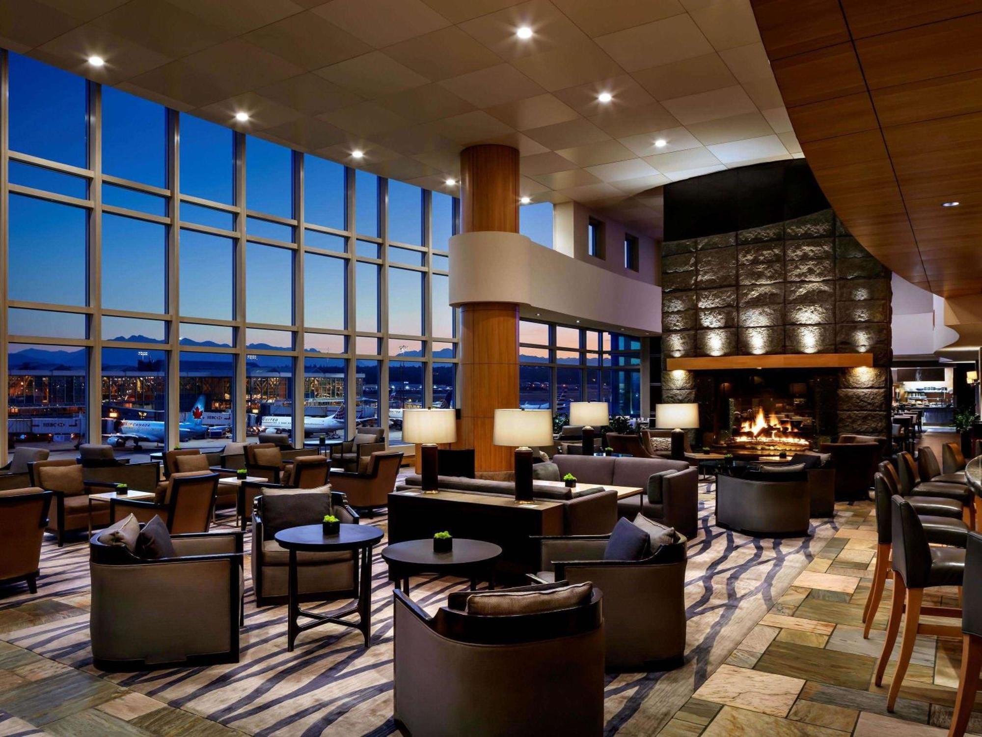 Fairmont Vancouver Airport In-Terminal Hotel Ричмонд Экстерьер фото The lounge at the airport