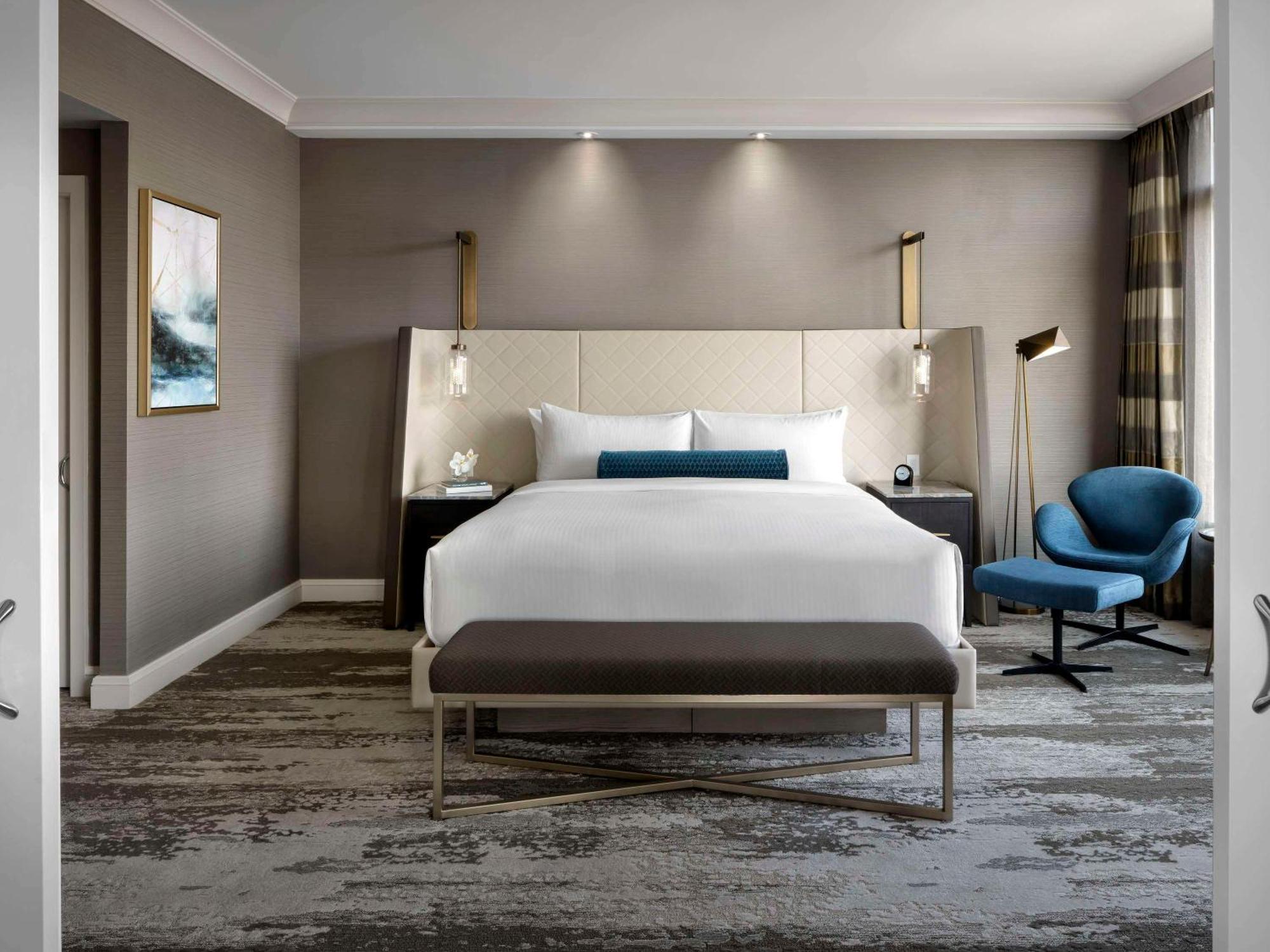 Fairmont Vancouver Airport In-Terminal Hotel Ричмонд Экстерьер фото A guest room at the hotel