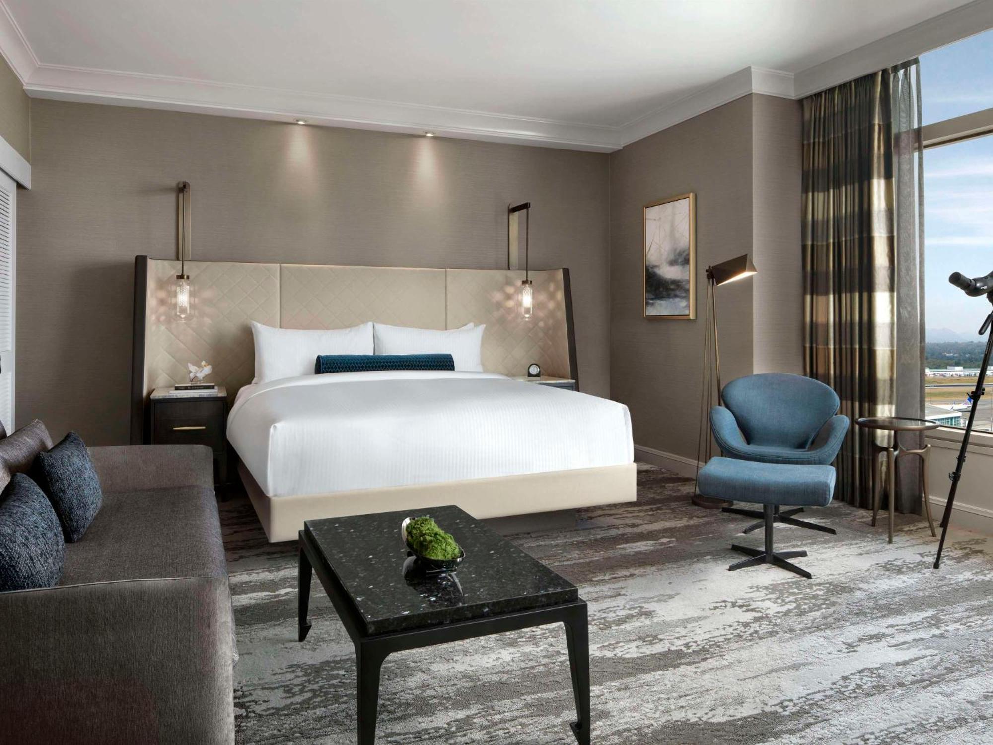 Fairmont Vancouver Airport In-Terminal Hotel Ричмонд Экстерьер фото A guest room at the hotel