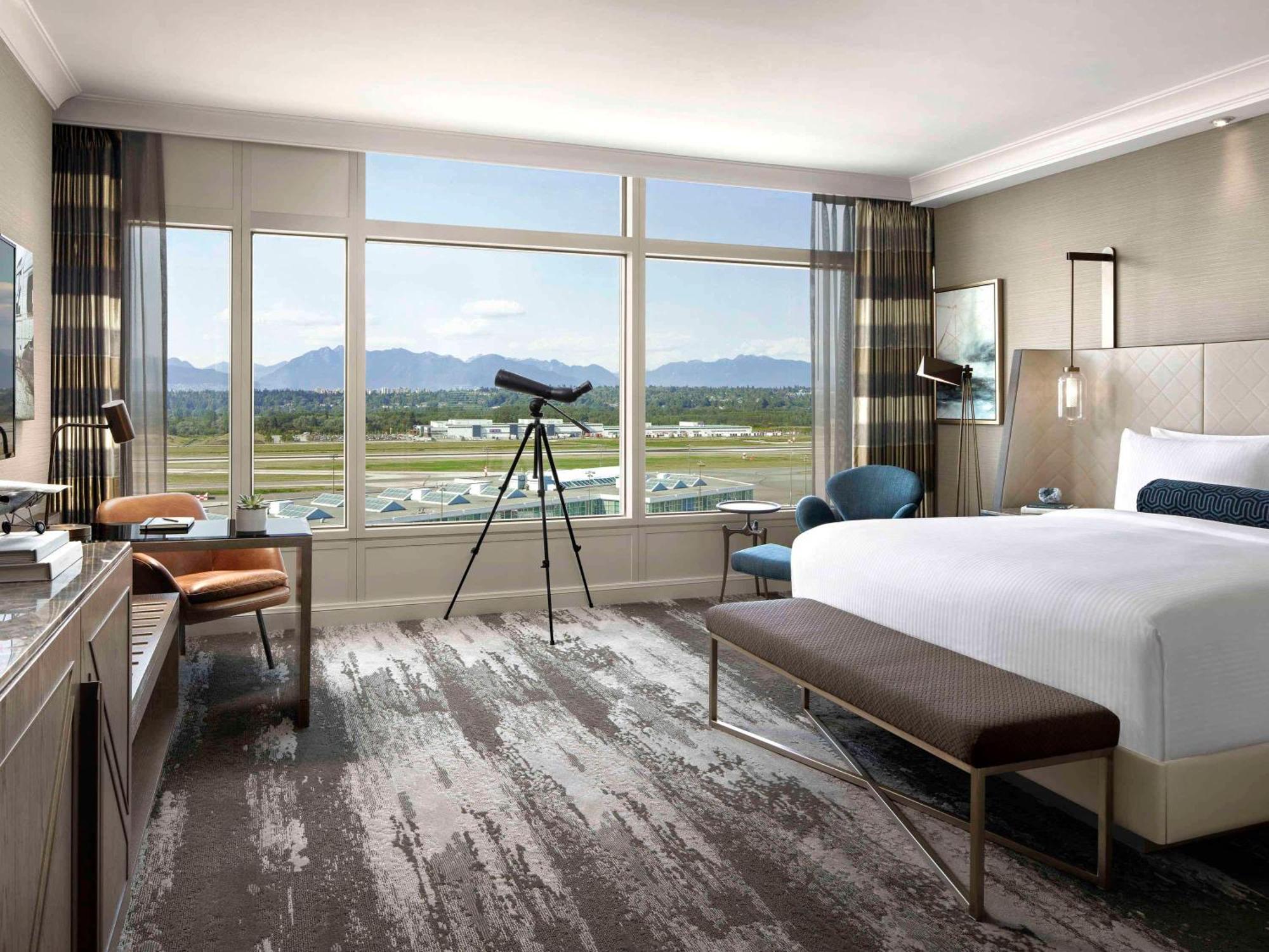 Fairmont Vancouver Airport In-Terminal Hotel Ричмонд Экстерьер фото A guest room at the new hotel