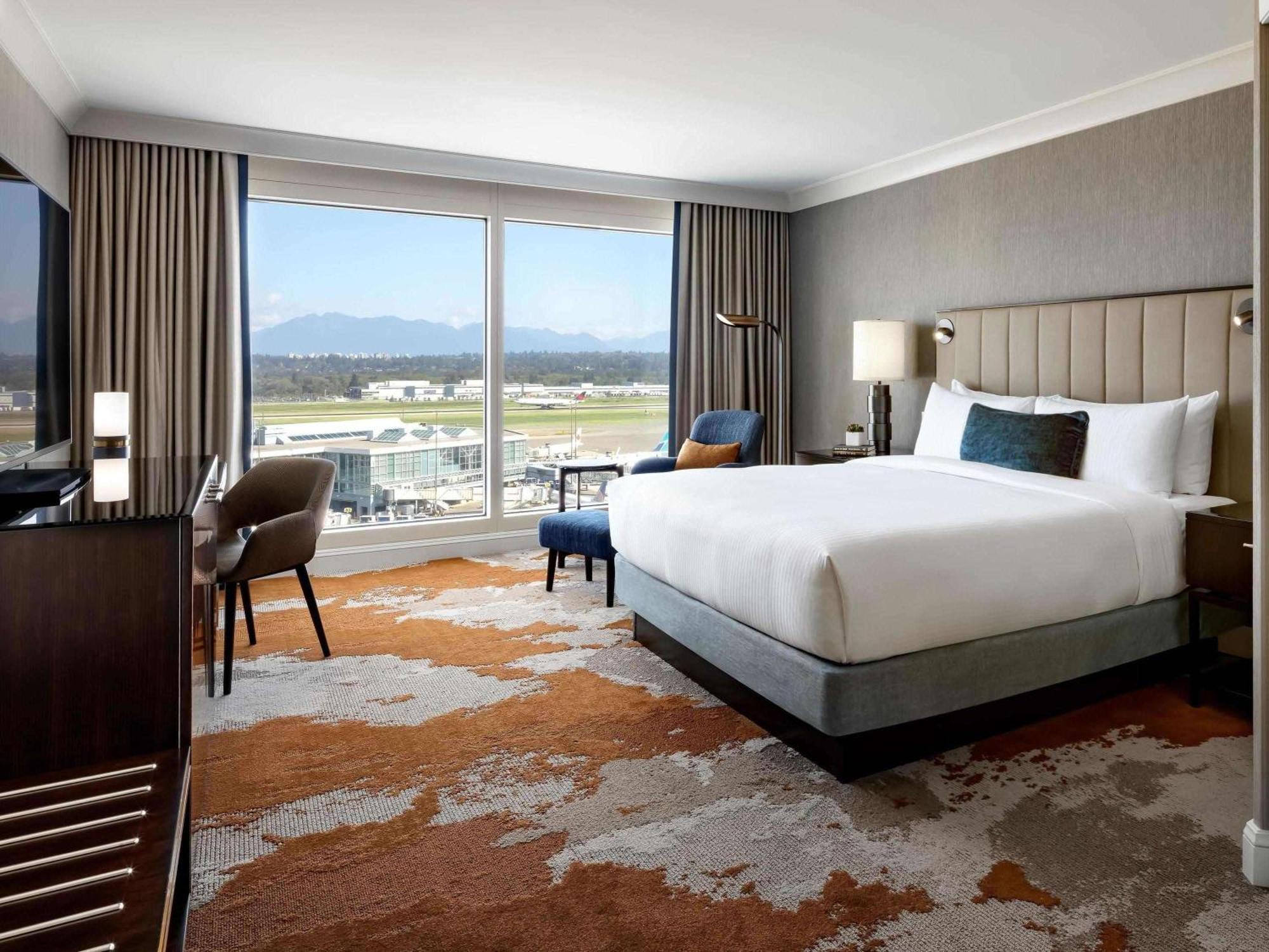 Fairmont Vancouver Airport In-Terminal Hotel Ричмонд Экстерьер фото A guest room at the hotel