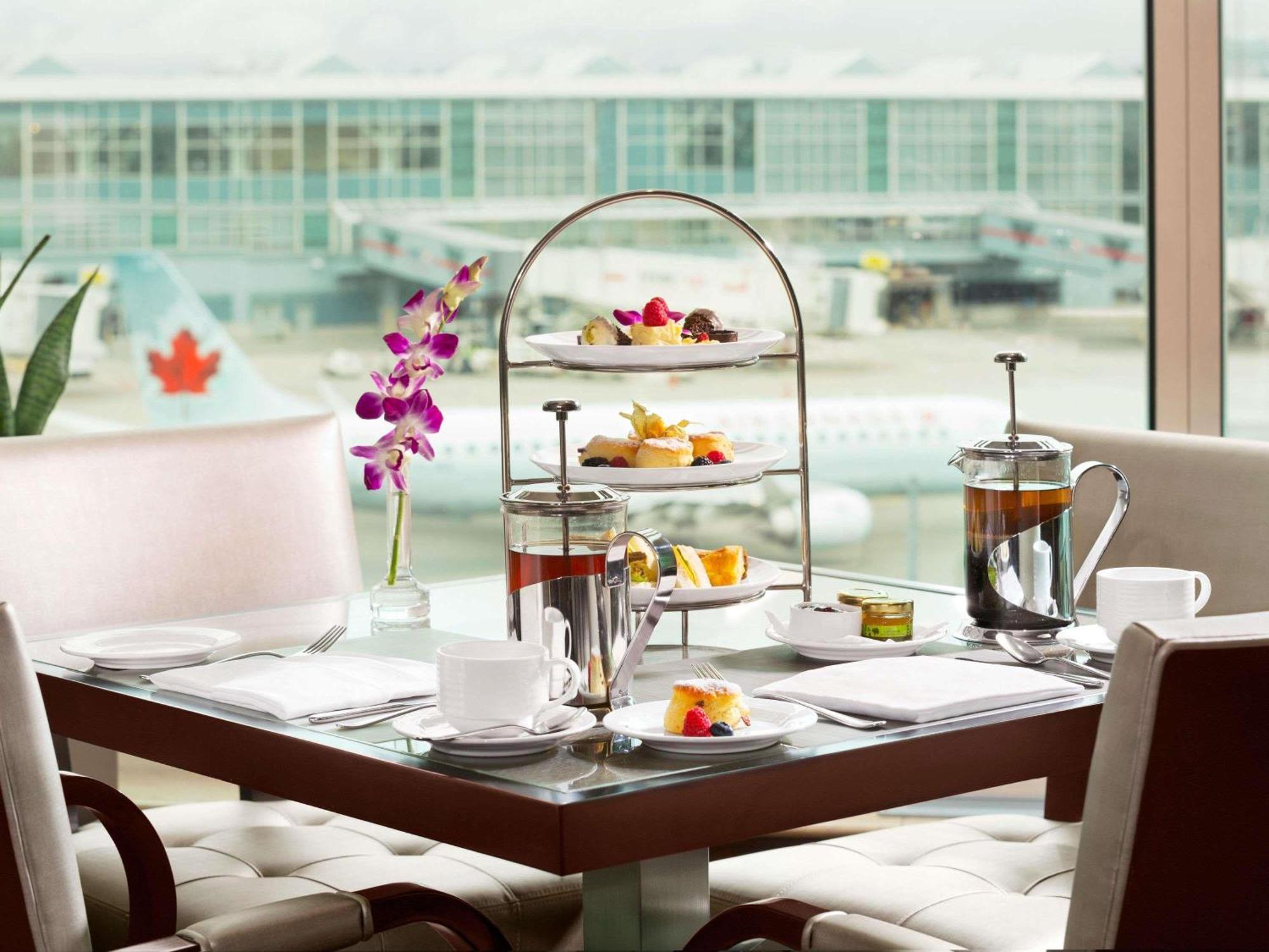 Fairmont Vancouver Airport In-Terminal Hotel Ричмонд Экстерьер фото