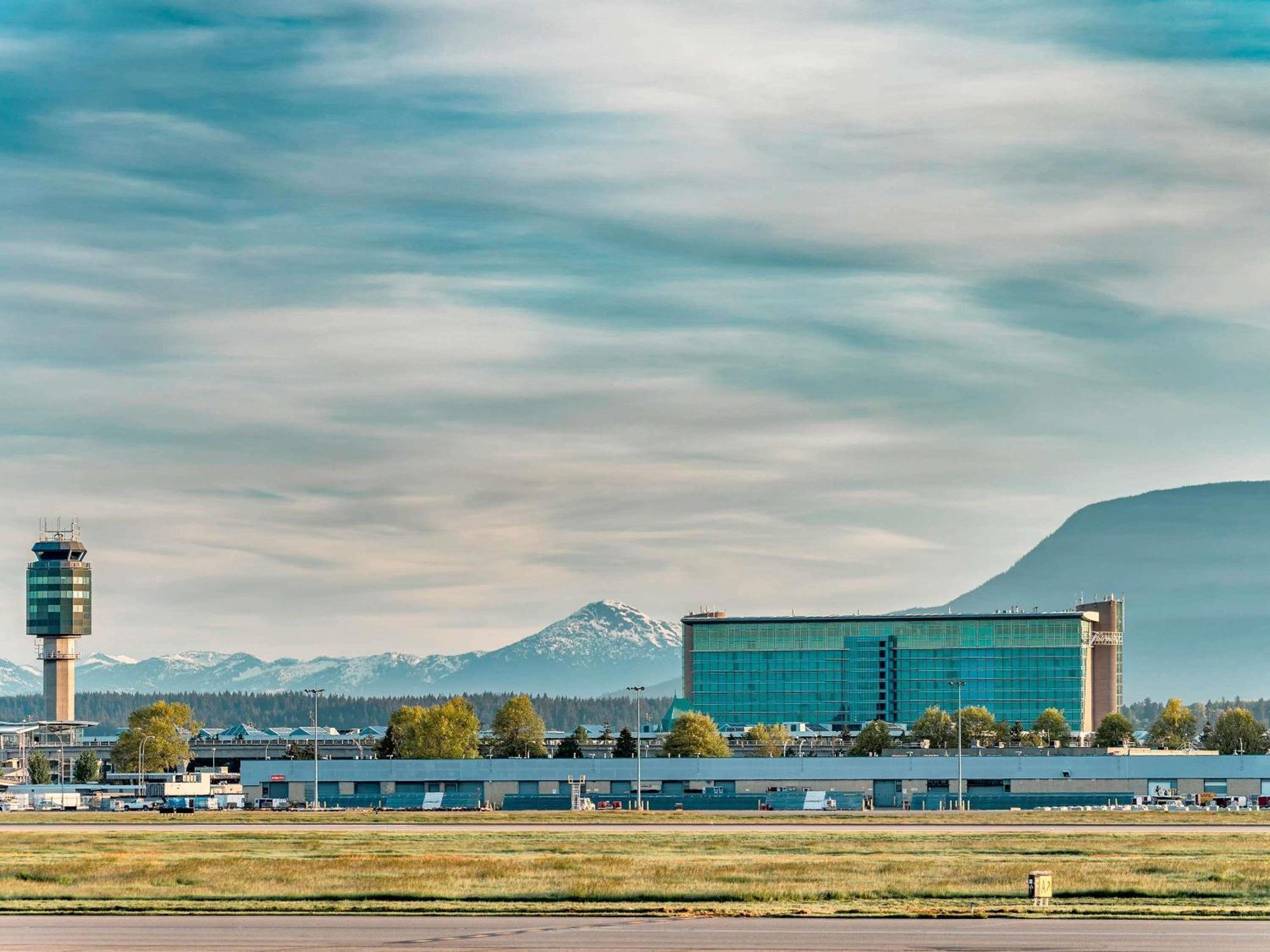 Fairmont Vancouver Airport In-Terminal Hotel Ричмонд Экстерьер фото