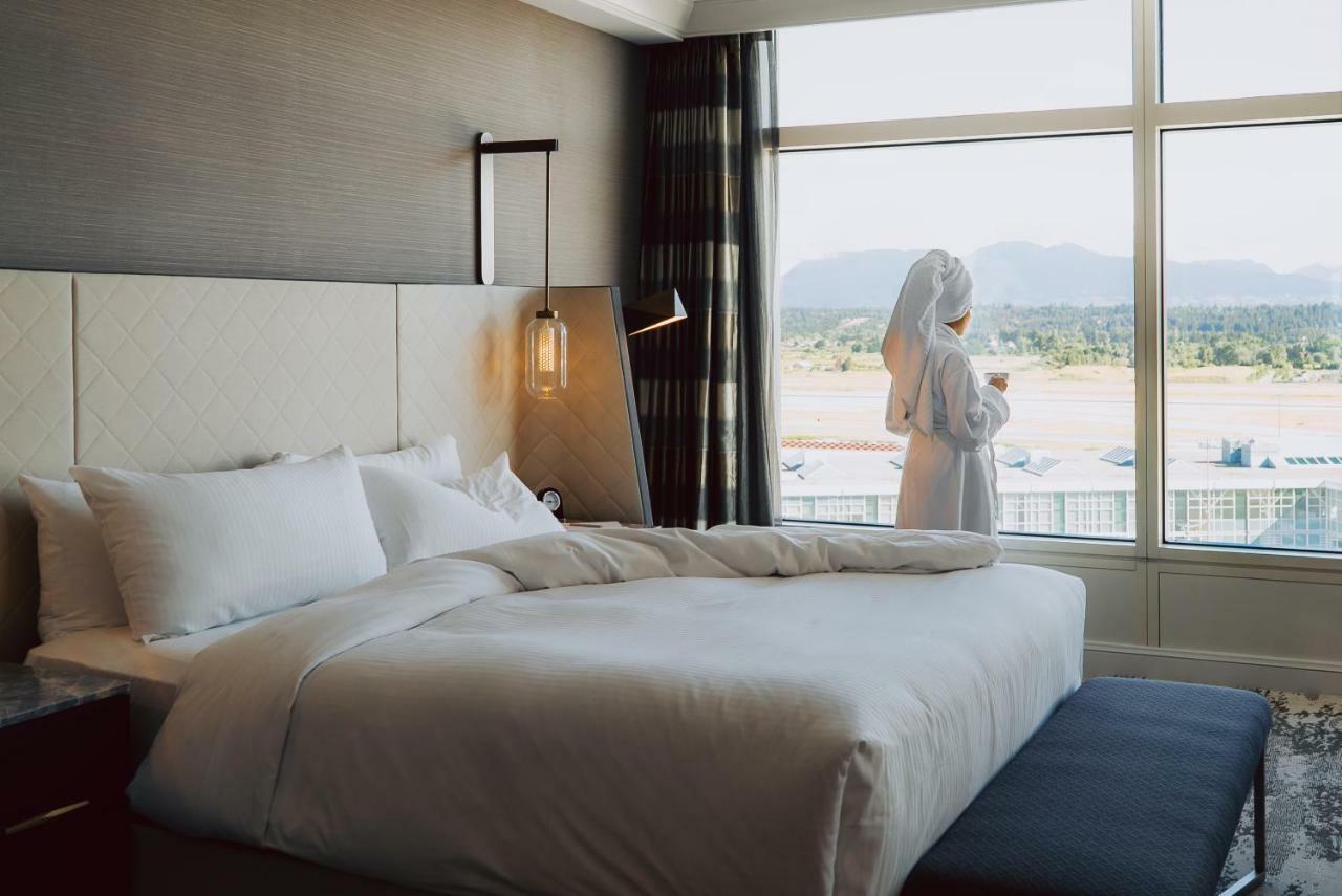 Fairmont Vancouver Airport In-Terminal Hotel Ричмонд Экстерьер фото A guest room at the hotel