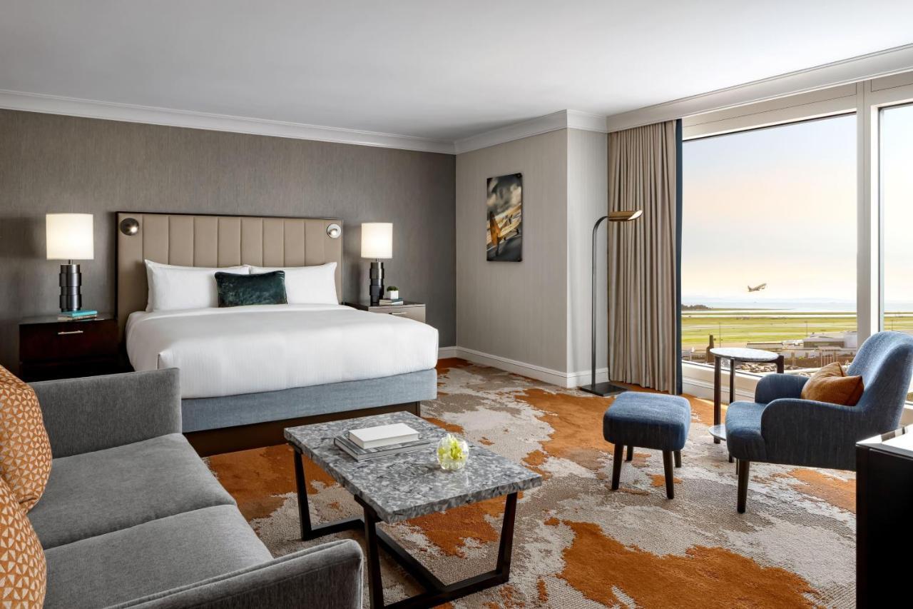 Fairmont Vancouver Airport In-Terminal Hotel Ричмонд Экстерьер фото A guest room at the Four Seasons Hotel